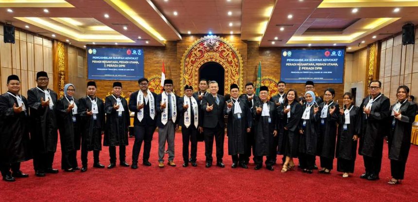 Siap Menjadi Penegak Hukum Berintegritas, PERADI Utama Kukuhkan dan Sumpah 5 Kader GMNI dari 18 Calon Advokat Baru di Bali